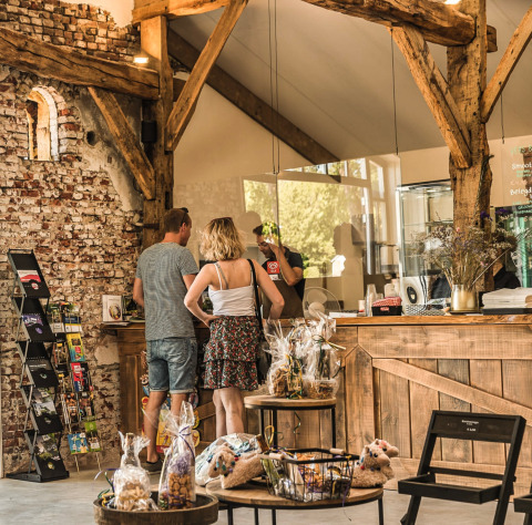 Visitatori ordinano al banco rustico nel Holiday Park Mölke in Overijssel, Paesi Bassi.