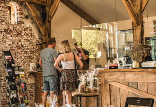 Turister bestiller ved en rustik café skranke i Holiday Park Mölke i Overijssel, Holland.