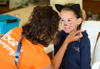 Una bambina riceve il trucco da gatto al Flower Camping La Canadienne, parco vacanze in Nouvelle-Aquitaine, Francia.