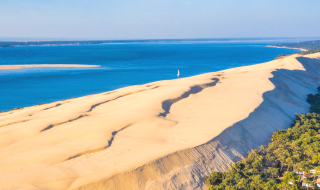 Schitterend uitzicht op de Dune du Pilat in de buurt van Arès, met zandduinen, bos en de Atlantische kust.