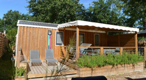 Udendørsbillede af Stacaravan Premium Clim på Flower Camping La Canadienne, med terrasse og liggestole.