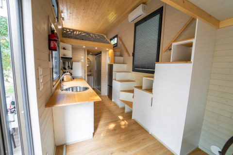 Modern interieur van een tiny house bij Sivinos Camping Boutique in Italië met loft en keuken.