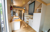 Modern tiny house interieur bij Sivinos Camping Boutique in Italië met loft en compacte keuken.