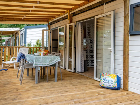 Mobilhome Stacaravan Premium 33m2 med overdækket terrasse på Flower Camping La Canadienne, Frankrig.