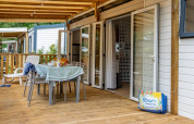 Casa mobile Stacaravan Premium 33m2 con veranda coperta presso Flower Camping La Canadienne, Francia.