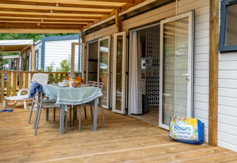 Mobilhome Stacaravan Premium 33m2 med overdækket terrasse på Flower Camping La Canadienne, Frankrig.