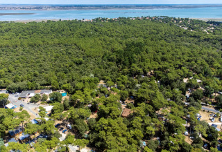 Vista aérea de Flower Camping Monplaisir en Nouvelle-Aquitaine, Francia, rodeado de bosque y cerca del mar.