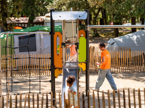 Niños jugando en el parque infantil de Flower Camping Monplaisir, un parque vacacional en Nouvelle-Aquitaine, Francia.