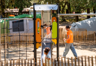 Des enfants jouent sur l’aire de jeux du Flower Camping Monplaisir, un parc de vacances en Nouvelle-Aquitaine, France.