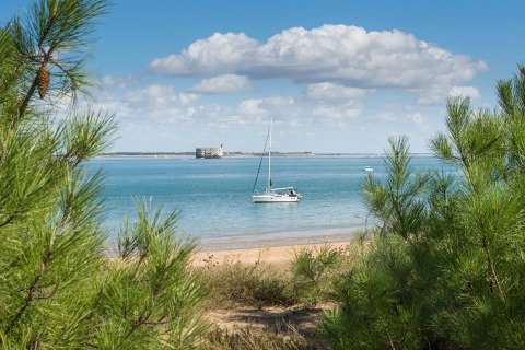 Udsigt til sejlbåd på havet fra stranden ved Flower Camping Monplaisir, Nouvelle-Aquitaine, Frankrig.
