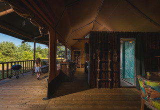 Doorkijk terras en inrichting tent - Wilsumer Berge - Wilsum, Nedersaksen, Duitsland