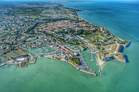 Luftfoto af Saint-Trojan-les-Bains og dens marina på øen Oléron, Nouvelle-Aquitaine, Frankrig.