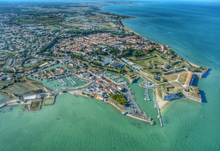 Luchtfoto van Saint-Trojan-les-Bains met jachthaven op het eiland Oléron, Nouvelle-Aquitaine, Frankrijk.