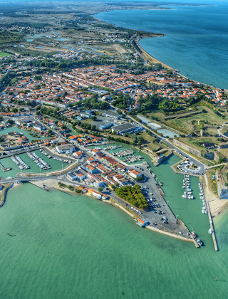 Luftfoto af Saint-Trojan-les-Bains og dens marina på øen Oléron, Nouvelle-Aquitaine, Frankrig.