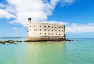 Historisch fort omringd door zee bij Saint-Trojan-les-Bains op het eiland Oléron, Nouvelle-Aquitaine, Frankrijk.