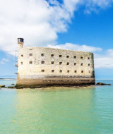 Et gammelt fort omgivet af havvand nær Saint-Trojan-les-Bains på øen Oléron, Nouvelle-Aquitaine, Frankrig.