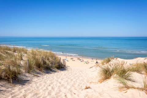 Vista de dunas y playa cerca de Saint-Trojan-les-Bains, Oléron, Nouvelle-Aquitaine, Francia, en un día soleado.
