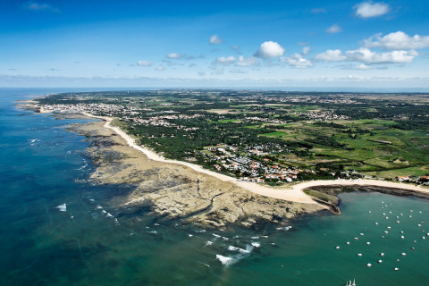 Vista aerea della costa e del Flower Camping Monplaisir in Nouvelle-Aquitaine, Francia.