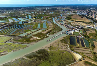 Luftfoto af vådområder og ferieparken Flower Camping Monplaisir i Nouvelle-Aquitaine, Frankrig, tæt på havet.