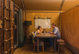Invitados a la mesa en la tienda - Wilsumer Berge - Wilsum, Baja Sajonia, Alemania