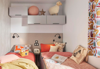 Premium Stacaravan PRM - 2 dormitorios en Flower Camping Monplaisir, Francia, habitación alegre con dos camas.
