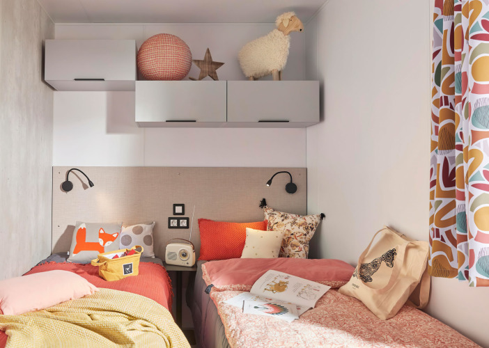 Premium Stacaravan PRM - 2 Schlafzimmer bei Flower Camping Monplaisir in Frankreich, buntes Kinderzimmer.
