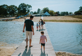 Gæster på badebro ved sø - Wilsumer Berge - Wilsum, Niedersachsen, Tyskland