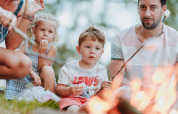 Gezin bij vuur / marshmallows - Wilsumer Berge - Wilsum, Nedersaksen, Duitsland