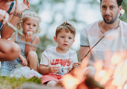 Gezin bij vuur / marshmallows - Wilsumer Berge - Wilsum, Nedersaksen, Duitsland