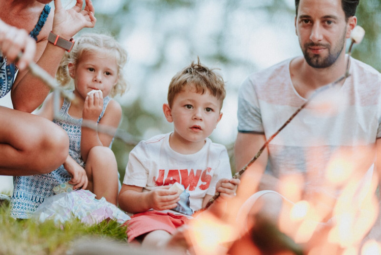 Familie am Feuer / Marshmallows - Wilsumer Berge - Wilsum, Niedersachsen, Deutschland