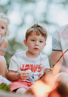 Familia junto al fuego / malvaviscos - Wilsumer Berge - Wilsum, Baja Sajonia, Alemania