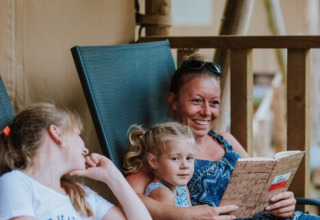 Famille sur la terrasse de la tente - Wilsumer Berge - Wilsum, Basse-Saxe, Allemagne