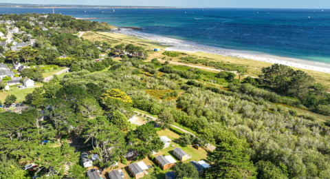 Luchtfoto van rolstoeltoegankelijke stacaravans vlakbij het strand op Flower Camping Le Vorlen in Frankrijk.