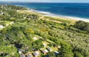Luchtbeeld van een rolstoeltoegankelijke houten stacaravan aan zee bij Flower Camping Le Vorlen, Frankrijk.