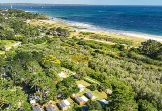 Luchtfoto van rolstoeltoegankelijke stacaravans vlakbij het strand op Flower Camping Le Vorlen in Frankrijk.