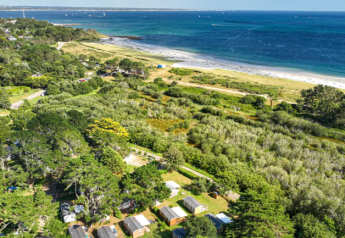 Luftfoto af mobilhome og grønne omgivelser ved stranden på Flower Camping Le Vorlen i Frankrig.