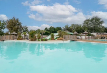 Swimmingpool og omgivelser ved Standaard Houten Rolstoeltoegankelijke Stacaravan på Flower Camping Le Vorlen, Frankrig.
