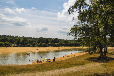 Zicht op het strand en zwemmeer van Wilsumer Berge, een vakantiepark in Nedersaksen, Duitsland.
