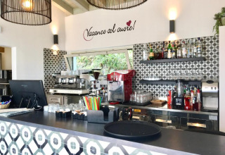 Moderne koffiebar met Italiaanse uitstraling en tegels bij Sivinos Camping Boutique in Lombardije, Italië.