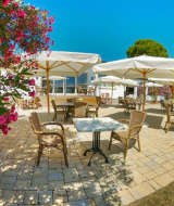 Terrazza all'aperto al Sivinos Camping Boutique in Lombardia, Italia, con ombrelloni e fiori in fiore.