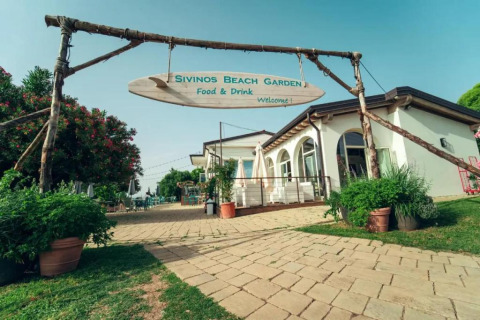 Indgang til Sivinos Beach Garden ved Sivinos Camping Boutique i Lombardiet, Italien, under blå himmel.