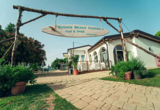 Indgang til Sivinos Beach Garden ved Sivinos Camping Boutique i Lombardiet, Italien, under blå himmel.