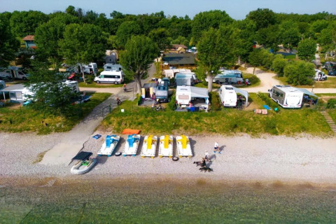 Luftaufnahme von Wohnmobilen am Strand im Sivinos Camping Boutique, Lombardei, Italien, umgeben von Natur.