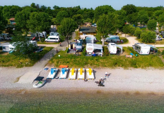 Luftaufnahme von Wohnmobilen am Strand im Sivinos Camping Boutique, Lombardei, Italien, umgeben von Natur.