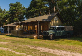 Safaritent overzicht met truck - Wilsumer Berge - Wilsum, Nedersaksen, Duitsland