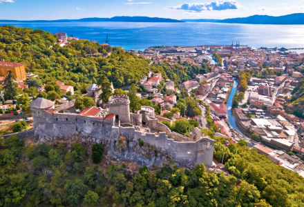 Luftfoto af en historisk borg og by med udsigt over Adriaterhavet nær Njivice, Primorje-Gorski Kotar, Kroatien.