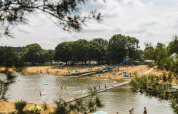 Aire de jeux au bord d'un lac - Wilsumer Berge - Wilsum, Basse-Saxe, Allemagne