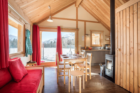 Gezellig en licht interieur in Chalet Montana Vista, Les Chalets Huttopia Champagny en Vanoise, Frankrijk