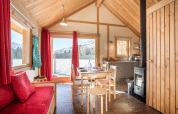 Licht en knus interieur van Chalet Montana Vista bij Les Chalets Huttopia Champagny en Vanoise, Frankrijk