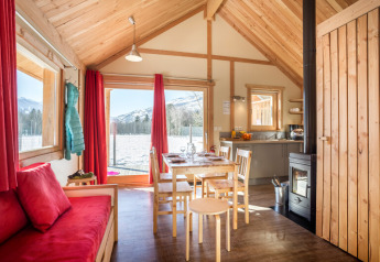Lys og hyggelig indretning i Chalet Montana Vista, Les Chalets Huttopia Champagny en Vanoise, Frankrig